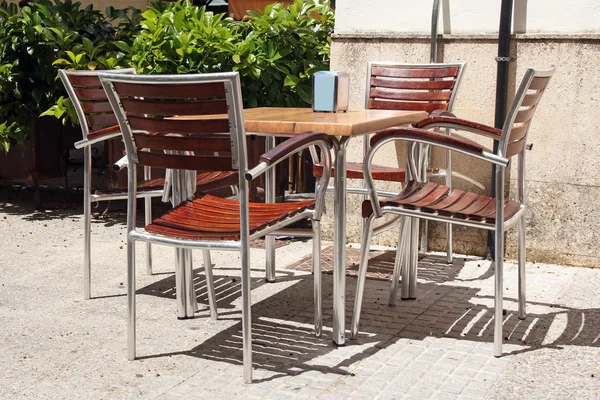 Rue restaurant- table et chaises en bois — Photo