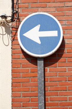 yol işareti üzerinde tuğla duvar