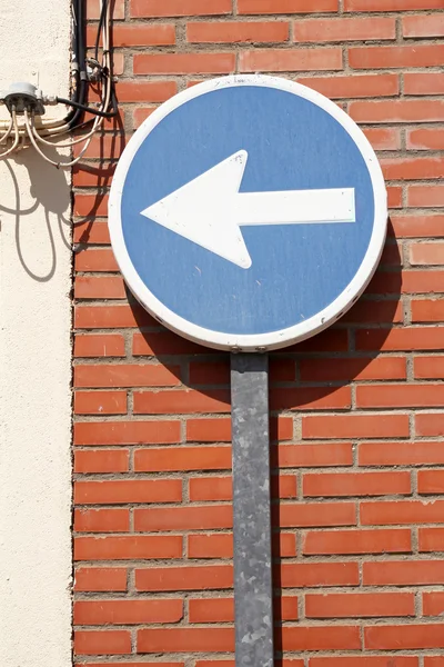 Straßenschild an Ziegelmauer — Stockfoto