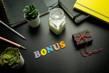 Koyu arkaplanda Colorfyl 'den yapılmış bonus kelime.