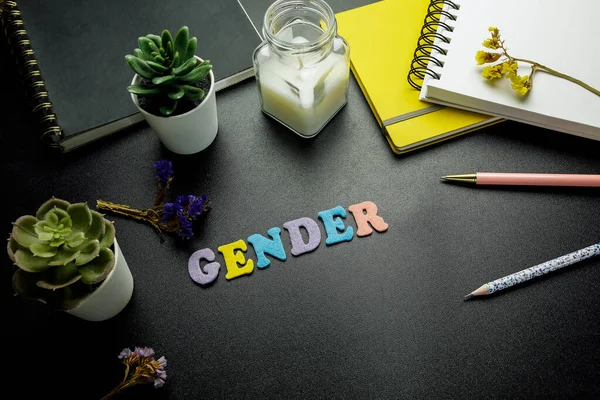 Gender Słowo Wykonane Kolorowych Liter Filcowych Ciemnym Tle — Zdjęcie stockowe