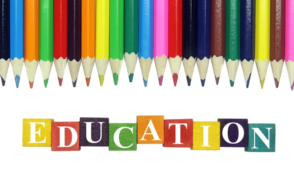 Palabra de educación y lápices de colores —  Fotos de Stock
