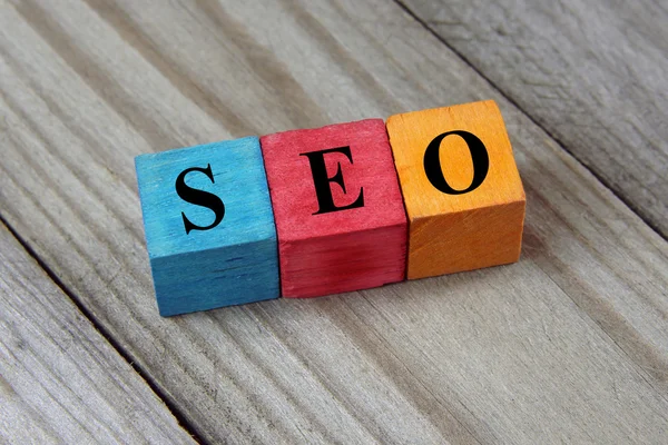 seo kelime ahşap renkli küpleri kavramı다채로운 나무 조각에 seo 단어의 개념