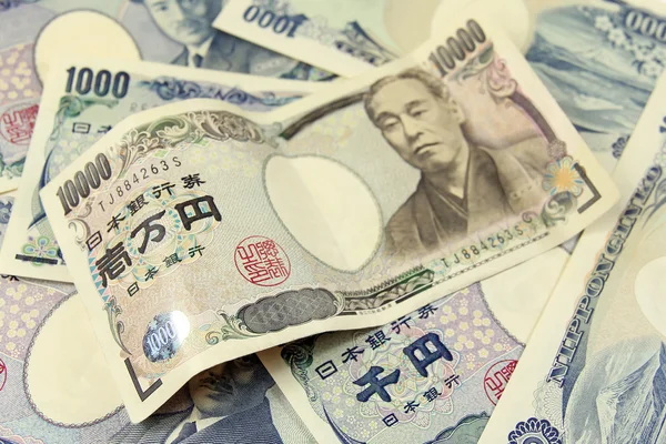 Selektiver Fokus auf Haufen japanischer Yen-Banknoten — Stockfoto