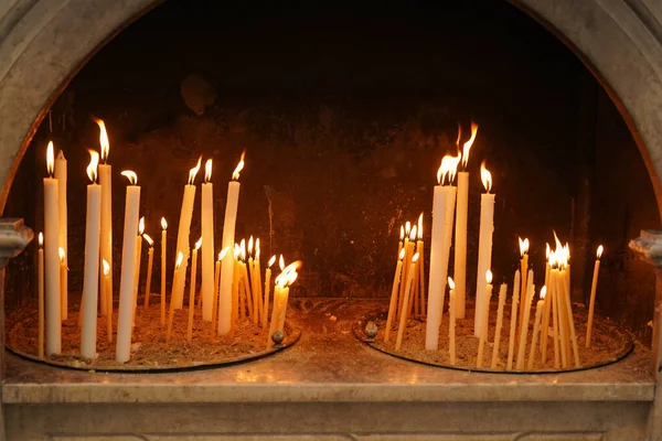 Prières Brûlant Des Bougies Cire Dans Église Orthodoxe — Photo