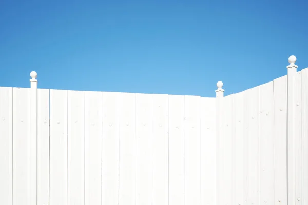 Mavi Gökyüzüne Karşı Beyaz Ahşap Çit — Stok fotoğraf