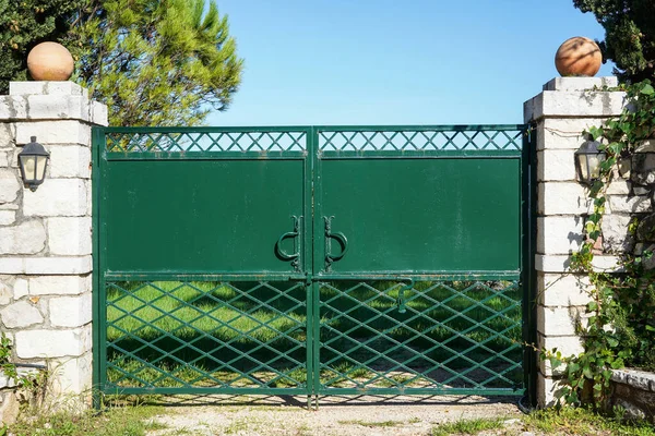 青い空に向かって緑の金属の優雅な門 — ストック写真
