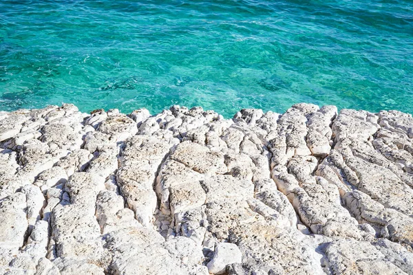 ギリシャのコーフ島カノーニビーチのターコイズブルーの海の波と石の海岸線 — ストック写真