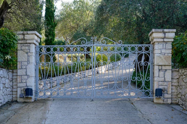 Elegantie Automatische Metalen Poort Stenen Muur — Stockfoto