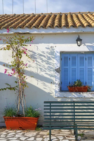 Vit Husfasad Med Traditionell Grekisk Blå Fönster Blomkruka Och Bänk — Stockfoto