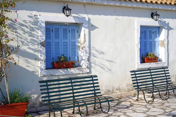 Fachada Casa Branca Com Janelas Azuis Gregas Tradicionais Bancos — Fotografia de Stock