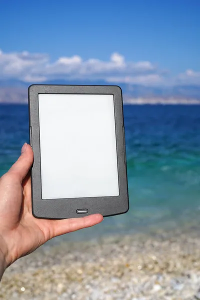 Ruční Držení Book Čtečka Pláži Čtení Během Letních Prázdnin — Stock fotografie