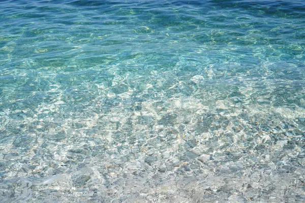 ターコイズブルーの海と小石のビーチ — ストック写真