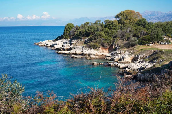 希腊科孚岛Kassiopi的Pipitou海滩附近风景如画的岩石海岸 — 图库照片