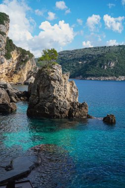 Paleokastritsa 'da kayalık plajı olan güzel bir körfez, Korfu Adası, Yunanistan