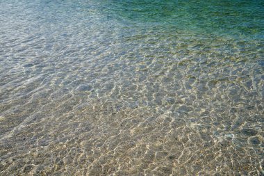 Deniz ve kumlu dokuyu sarmala            