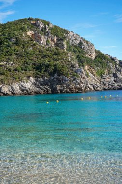 Turkuaz deniz ve uçurum kıyıları Agios Spiridon plajı, Paleokastritsa, Corfu Sahili