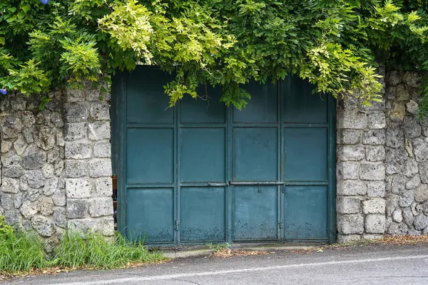 Metal Gate Old Stone Wall Overgrown Plants — Stock Photo, Image