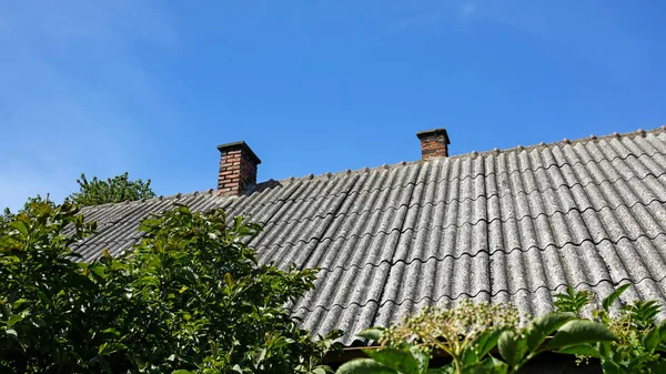 Roof Covered Old Asbestos Sheets Brick Chimneys Blue Sky — Foto de Stock