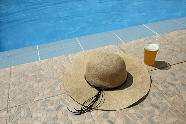 Fresh Cold Beer Straw Hat Swimming Pool Summer Vacation Hotel — Stock Photo, Image