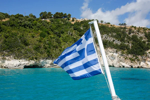 Viftande Grekisk Flagga Och Vackra Zakynthos Kust Grekland — Stockfoto