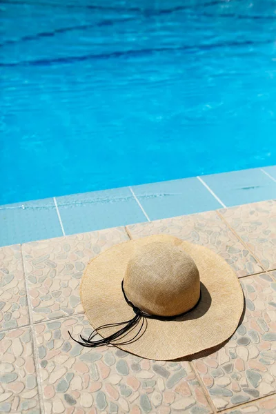 Straw Hat Swimming Pool Hotel Relaxation Summer Vacation Suntanning — Stock Photo, Image