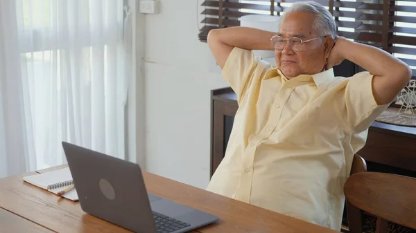 Homem Sênior Vestido Usar Óculos Sentados Cadeira Trabalhando Laptop Sala — Fotografia de Stock
