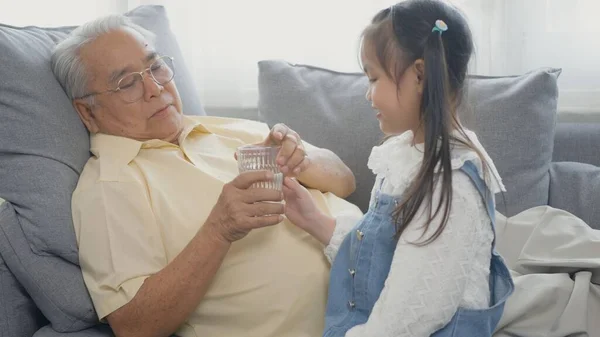 Asiatische Enkelin Brachte Glas Wasser Für Opa Zum Essen Auf — Stockfoto