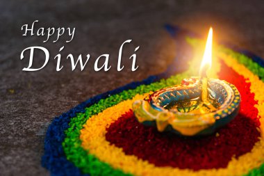 Çamuru kapat Diya 'da ateş yak ya da beton zeminde gaz lambası yak, Hinduizm Rangoli Dekorasyonu, Mutlu Kutlamalar Deepavali, ya da Diwali Hint festivali konsepti