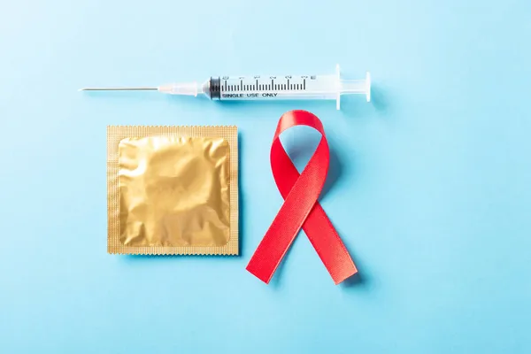 Fiocco Rosso Simbolo Hiv Aids Cancro Consapevolezza Preservativo Siringa Con — Foto Stock