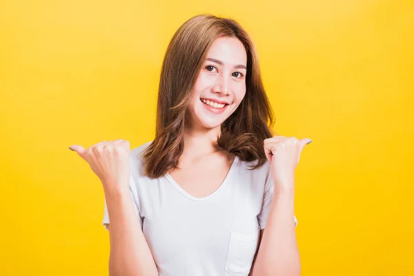 Retrato Asiático Tailandés Hermosa Mujer Joven Feliz Sonriente Usar Camiseta —  Fotos de Stock