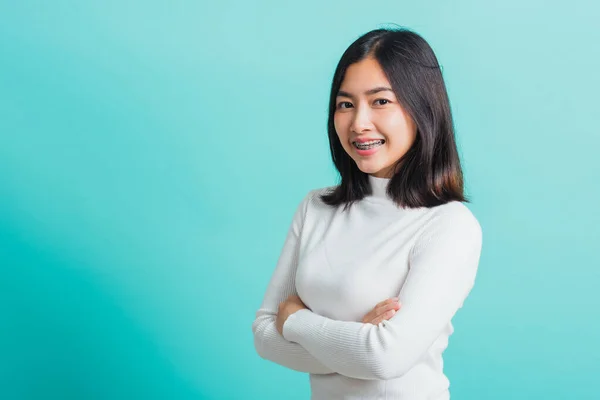 Jonge Mooie Aziatische Vrouw Glimlachen Met Gekruiste Armen Portret Van — Stockfoto