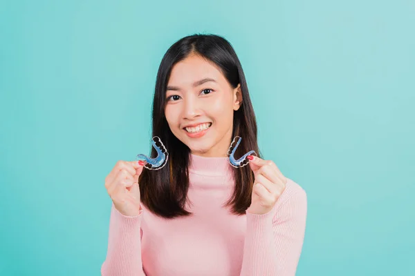 Retrato Asiático Hermosa Joven Mujer Sonriente Mantenga Retenedores Ortodoncia Silicona —  Fotos de Stock