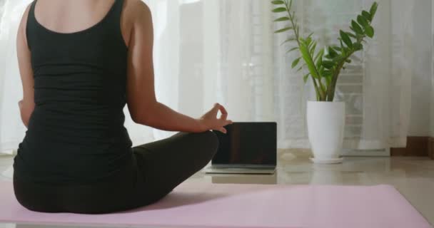 在网上教瑜伽的女人第一步是冥想 以便在家健身 第二步是在健身期间锻炼瑜伽 以进行运动锻炼 第三步是树立健康的运动生活方式观念 — 图库视频影像
