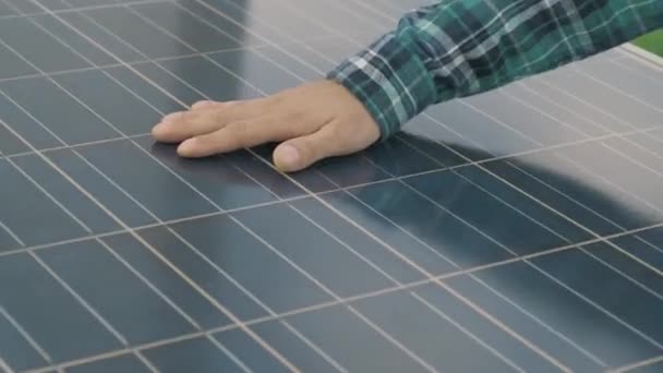 Zblízka Ruky Strojníka Zkontroluje Provoz Slunce Čistotu Fotovoltaických Solárních Panelů — Stock video