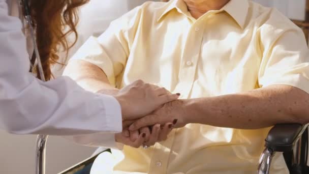 Enfermeira Médica Usar Uniforme Branco Segurando Mão Paciente Homem Idoso — Vídeo de Stock