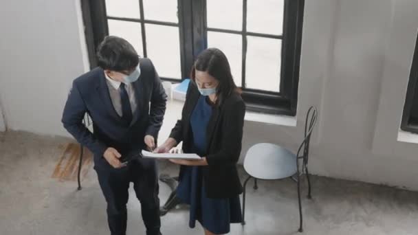 Вид Сверху Два Азиатских Бизнесмена Женщина Защитной Маске Приветствие Сказать — стоковое видео