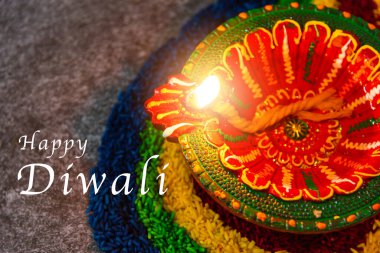 Çamuru kapat Diya 'da ateş yak ya da beton zeminde gaz lambası yak, Hinduizm Rangoli Dekorasyonu, Mutlu Kutlamalar Deepavali, ya da Diwali Hint festivali konsepti