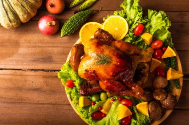 Şükran Günü kızarmış hindi, tavuk ve sebze, Noel yemeği ziyafeti geleneksel ev yapımı ahşap masa arkası, bayram konseptinin mutlu Şükran Günü konsepti.