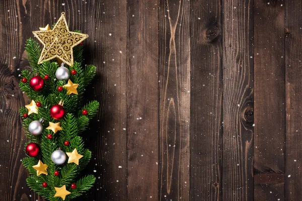Krásné Vánoční Zelený Strom Čerstvé Jedle Větve Ozdoby Dárkové Krabice — Stock fotografie