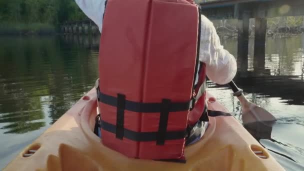 Närbild Tillbaka Ung Vuxen Kvinna Paddling Kajak Kanot Sjö Sommardagen — Stockvideo