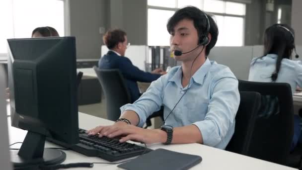 Call Center Ist Müde Junge Erwachsene Mitarbeiter Arbeiten Mit Headset — Stockvideo