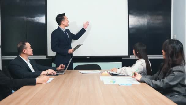 사업가들은 일하고 수있다는 자신감을 가지고 흔들며 행복하게 박수를 있었습니다 — 비디오