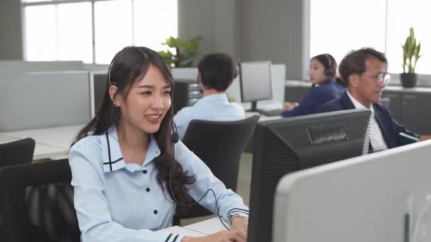 Callcenter Junger Mitarbeiter Der Mit Headset Arbeitet Lächelndes Kundendienstmitarbeiterteam Bei — Stockvideo
