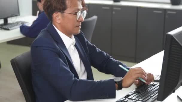 Homem Negócios Usando Computador Desktop Ela Está Digitando Teclado Homem — Vídeo de Stock