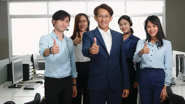 Equipe Negócios Mostrando Polegares Para Cima Sinal Gesto Olhando Para — Fotografia de Stock