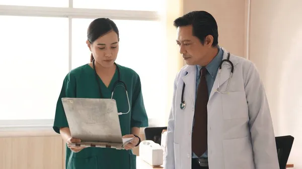 Hemşire Kıdemli Doktor Hastane Koridorunda Pano Tartışmalarıyla Meşguller Doktor Hemşire — Stok fotoğraf