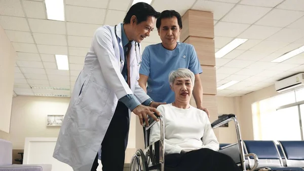 Läkare Pratar Med Äldre Kvinna Patient Rullstol Och Sjuksköterska Man — Stockfoto