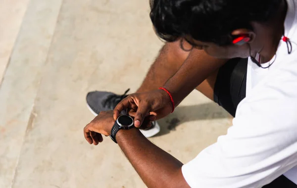Закрийте Азіатського Молодого Спортсмена Чорні Чоловіки Одягнені Сучасний Час Розумний — стокове фото