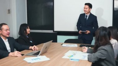 İş adamları, ofis toplantı odasında birlikte çalışma ve iletişim kurma konusunda kendilerine güveniyorlar.